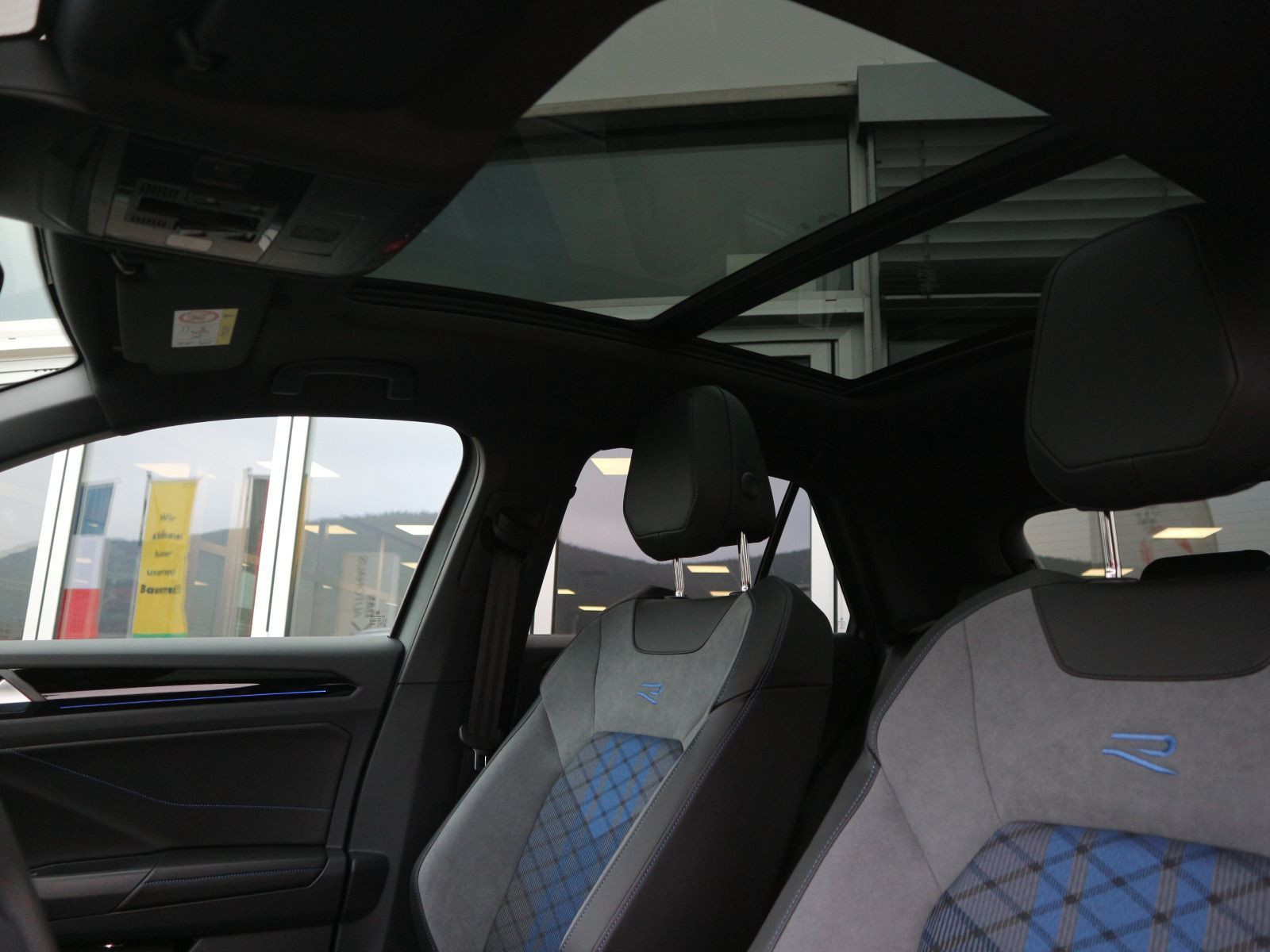 Fahrzeugabbildung Volkswagen T-Roc R 2.0 TSI OPF 4MOTION (300 PS) DSG *MATTLACK*AHK*PANORAMA*BLACKSTYLE*WINTERRÄDER*