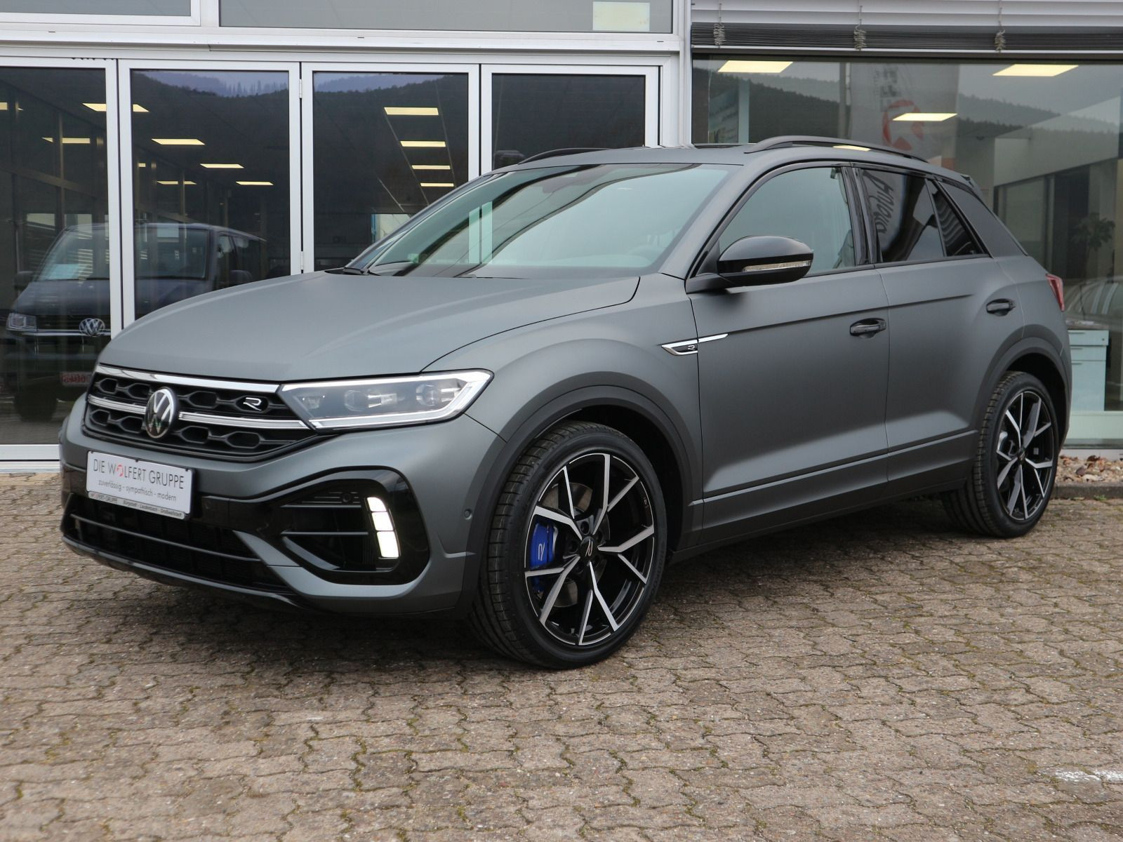 Fahrzeugabbildung Volkswagen T-Roc R 2.0 TSI OPF 4MOTION (300 PS) DSG *MATTLACK*AHK*PANORAMA*BLACKSTYLE*WINTERRÄDER*