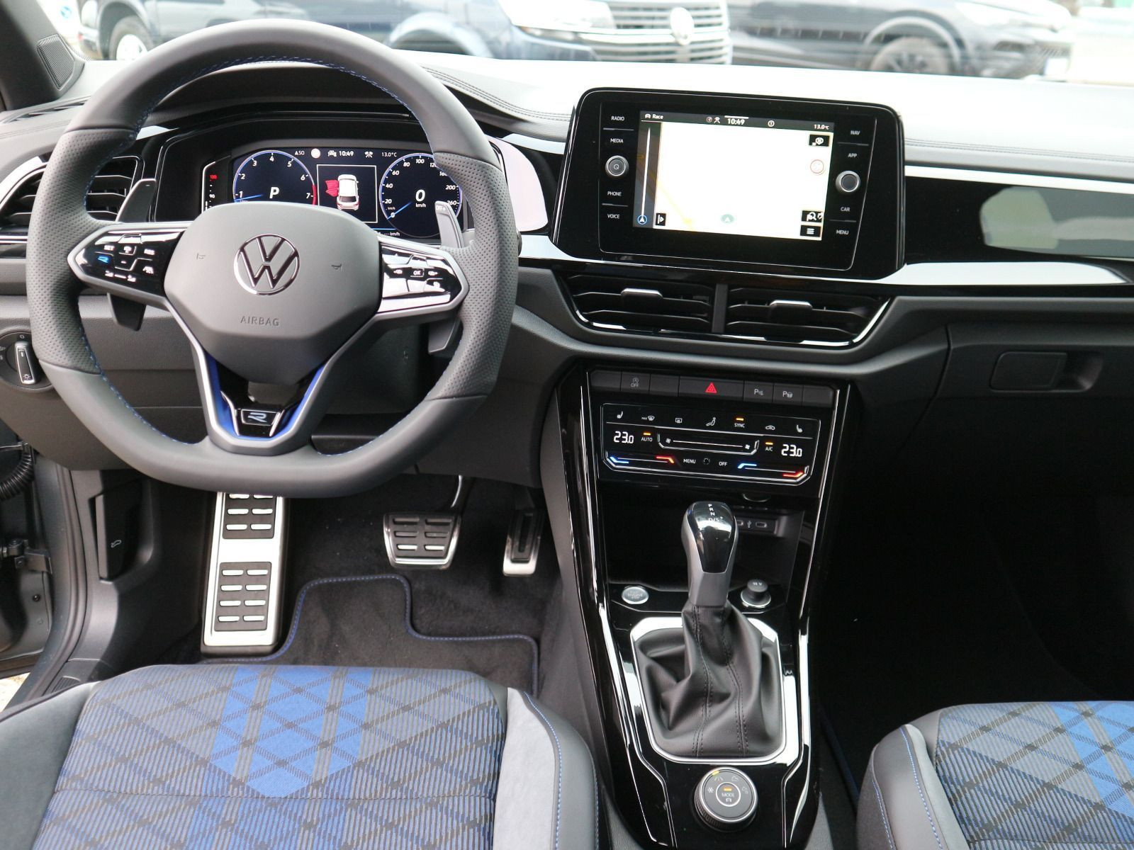 Fahrzeugabbildung Volkswagen T-Roc R 2.0 TSI OPF 4MOTION (300 PS) DSG *MATTLACK*AHK*PANORAMA*BLACKSTYLE*WINTERRÄDER*