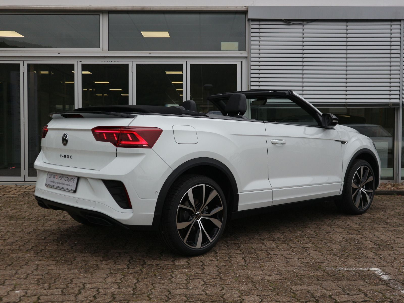 Fahrzeugabbildung Volkswagen T-Roc Cabriolet R-Line 1.5 TSI OPF (150 PS) DSG *AHK*NAVI*BLACKSTYLE*19 ZOLL*