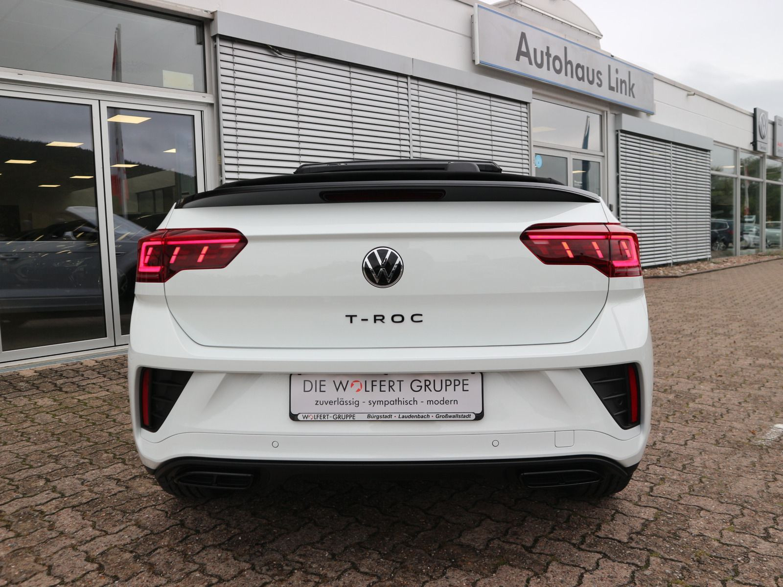 Fahrzeugabbildung Volkswagen T-Roc Cabriolet R-Line 1.5 TSI OPF (150 PS) DSG *AHK*NAVI*BLACKSTYLE*19 ZOLL*