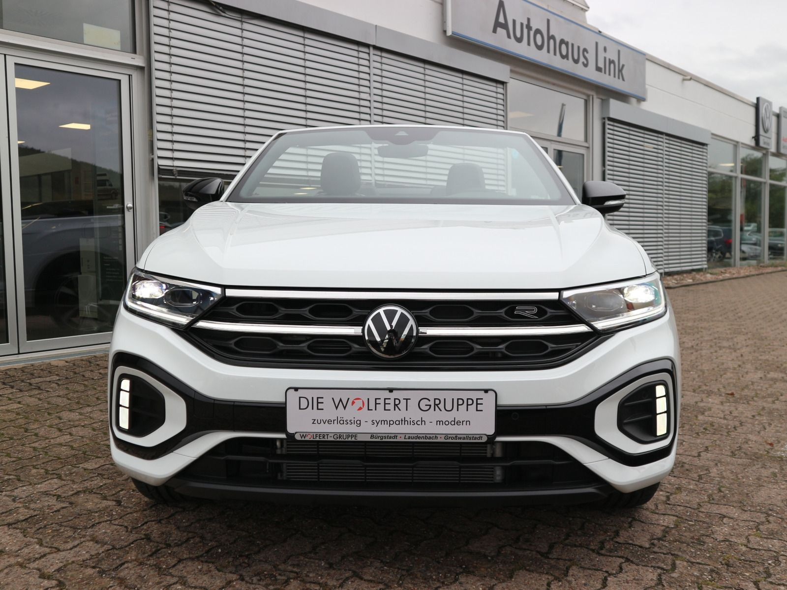 Fahrzeugabbildung Volkswagen T-Roc Cabriolet R-Line 1.5 TSI OPF (150 PS) DSG *AHK*NAVI*BLACKSTYLE*19 ZOLL*