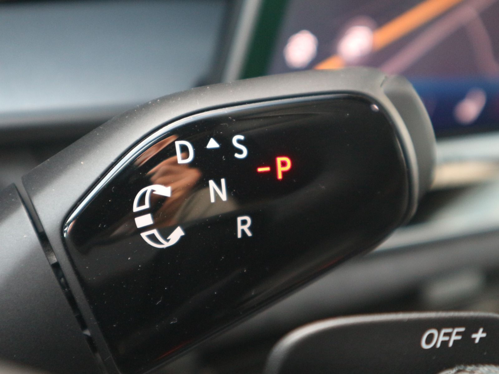 Fahrzeugabbildung Volkswagen Tayron R-Line 2,0 TDI SCR 4MOTION (193 PS) DSG*AHK*PANORAMA*BLACKSTYLE*WIRÄ*STDHZG*7-SITZER*