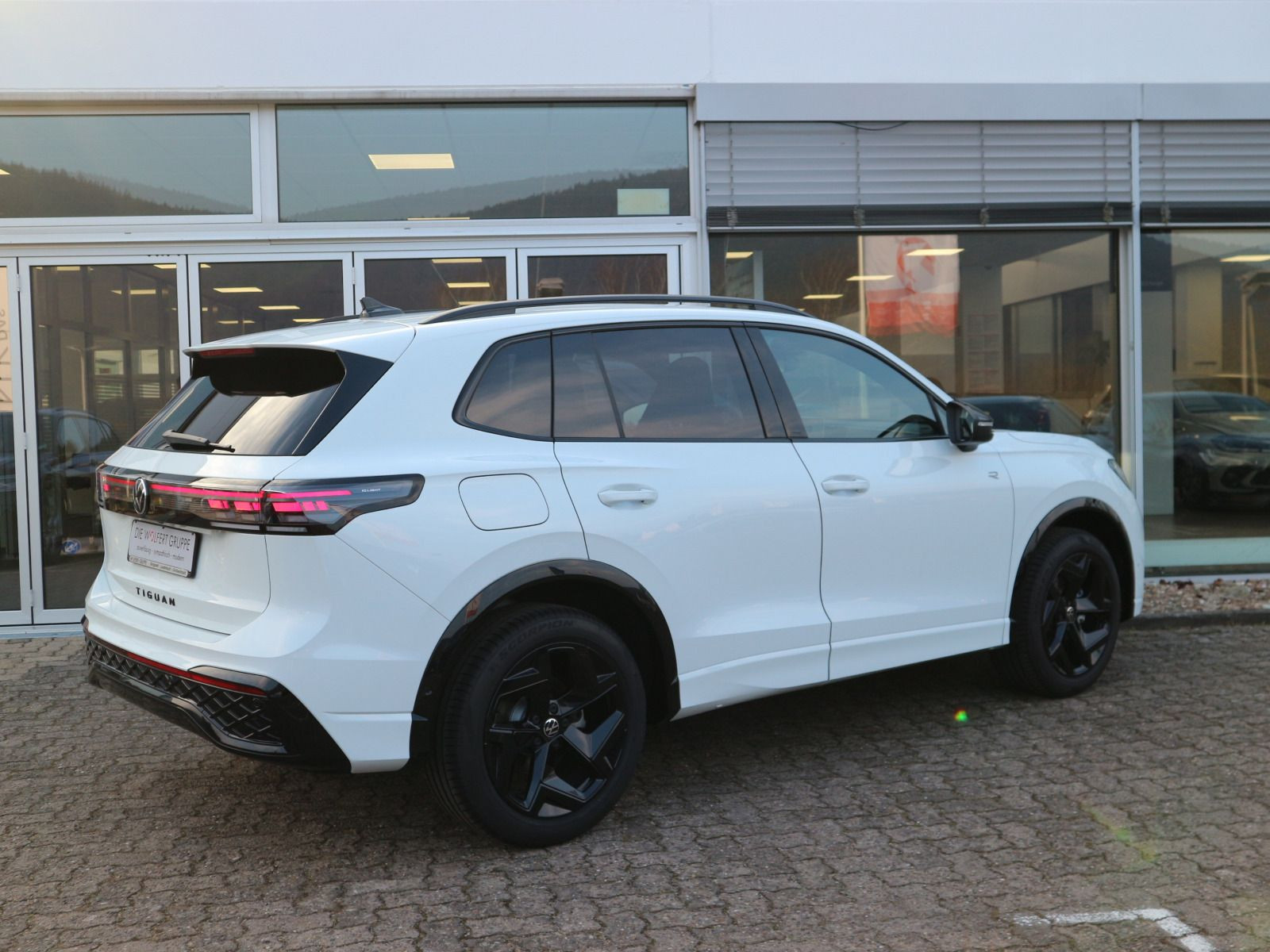 Fahrzeugabbildung Volkswagen Tiguan R-Line 1,5 l eTSI (150 PS) DSG *MATRIX*STHZG*WINTERRÄDER*