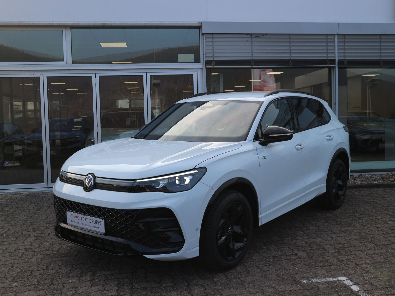 Fahrzeugabbildung Volkswagen Tiguan R-Line 1,5 l eTSI (150 PS) DSG *MATRIX*STHZG*WINTERRÄDER*