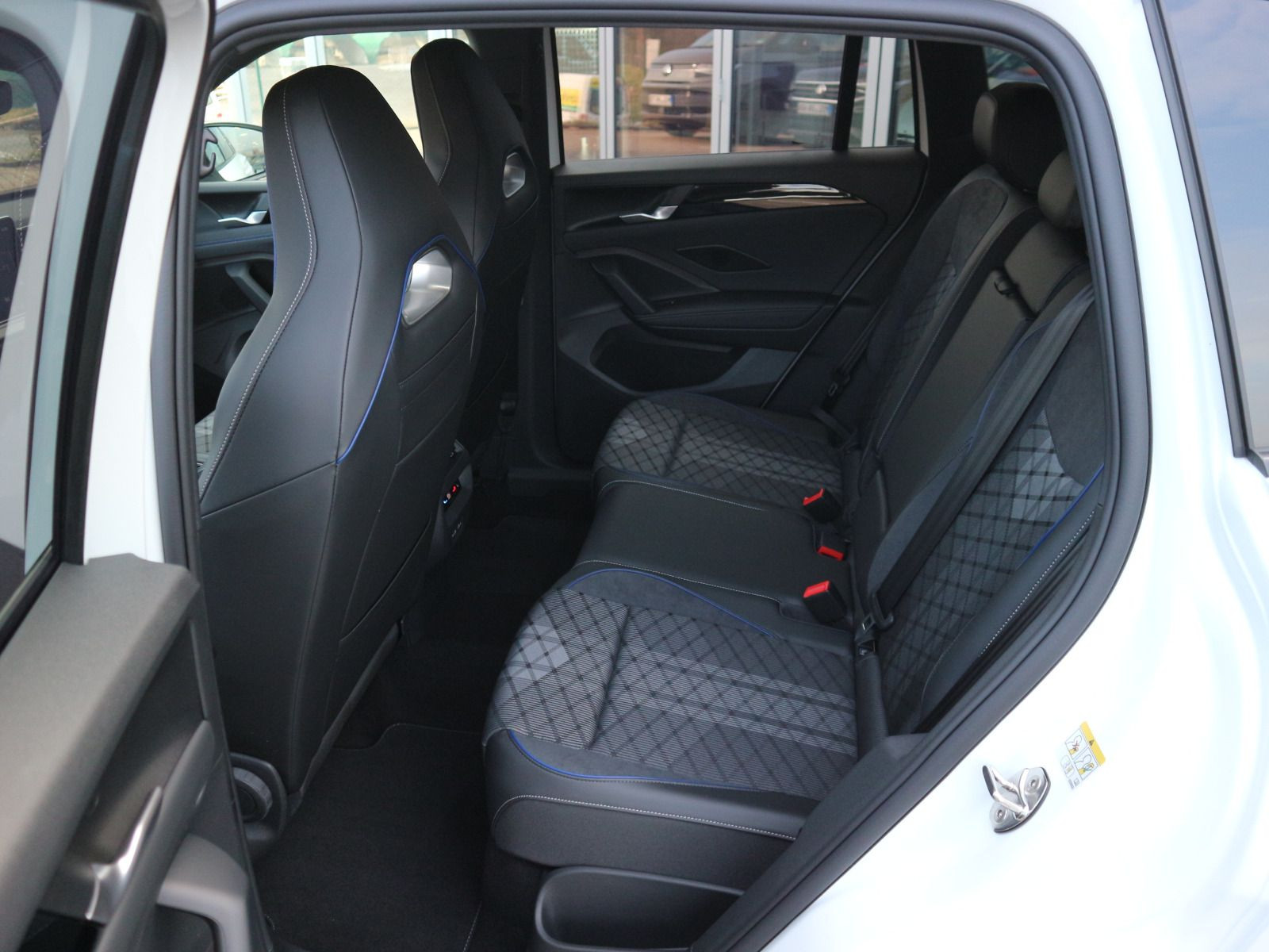 Fahrzeugabbildung Volkswagen Tiguan R-Line 1,5 l eTSI (150 PS) DSG *MATRIX*STHZG*WINTERRÄDER*