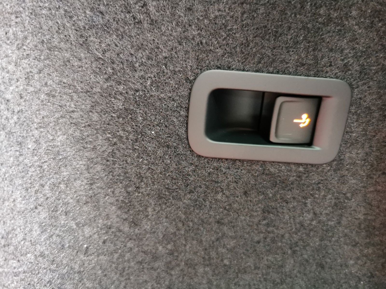 Fahrzeugabbildung SKODA Karoq 1.5 TSI Sportline 110 kW +AHK+NAVI+MATRIX