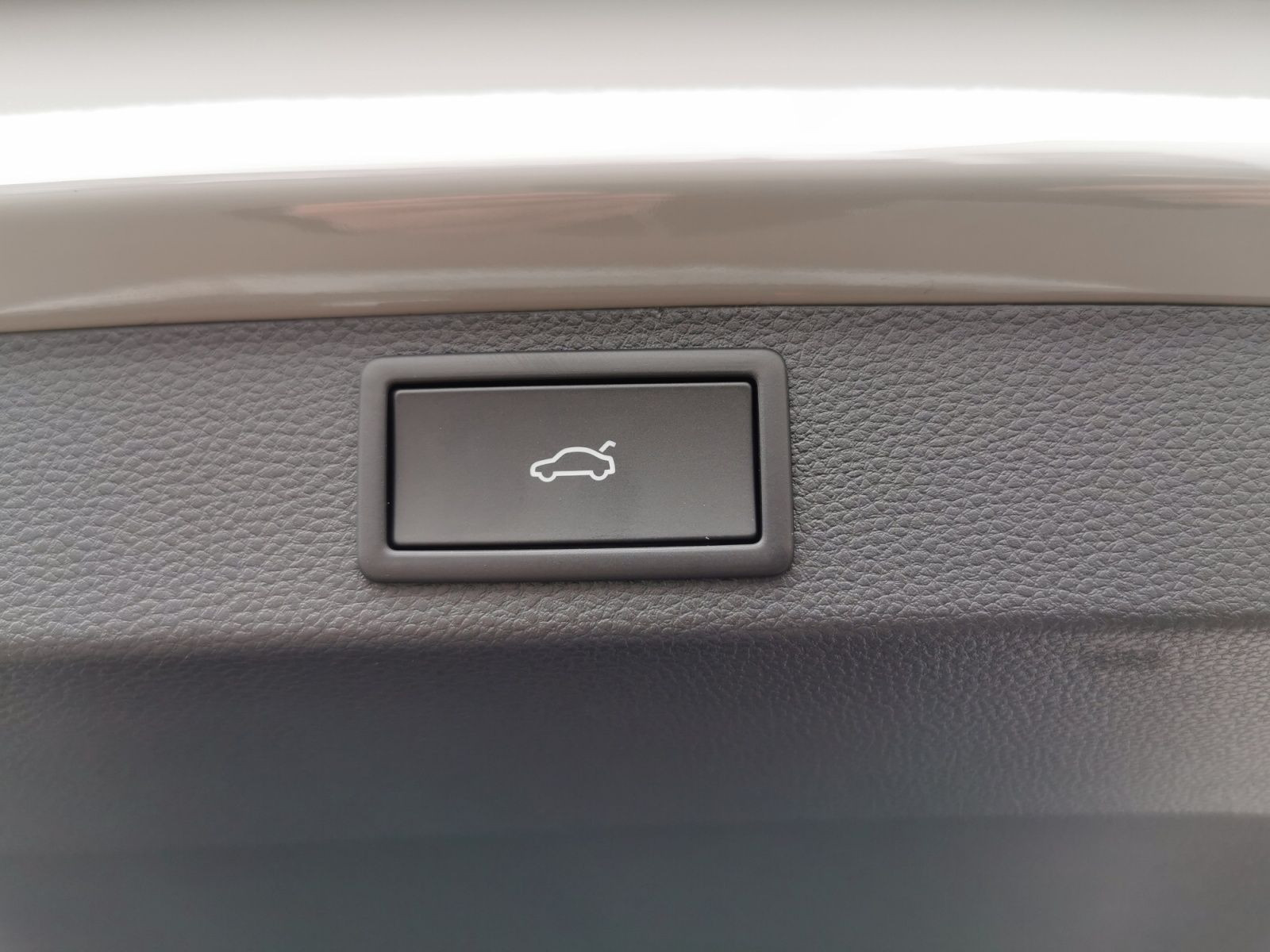 Fahrzeugabbildung SKODA Karoq 1.5 TSI Sportline 110 kW +AHK+NAVI+MATRIX