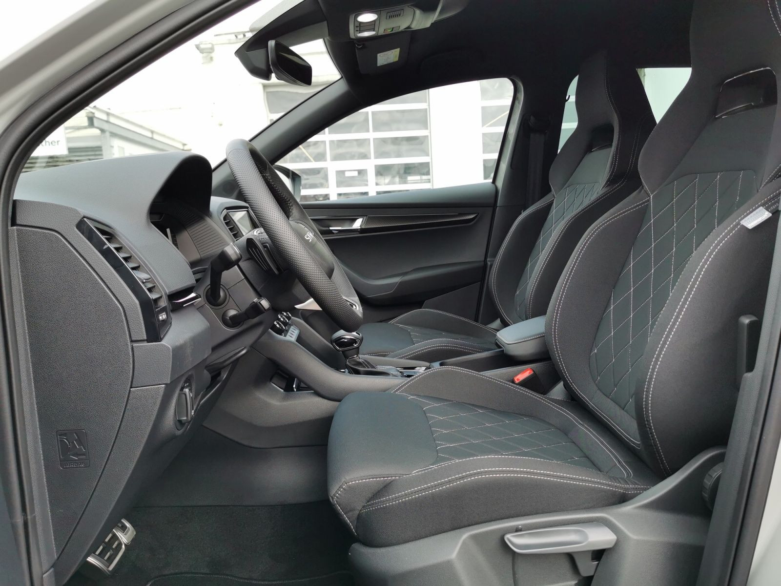 Fahrzeugabbildung SKODA Karoq 1.5 TSI Sportline 110 kW +AHK+NAVI+MATRIX