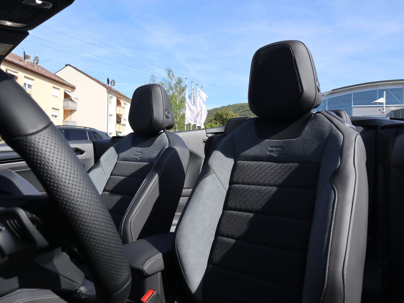 Fahrzeugabbildung Volkswagen T-Roc Cabriolet R-Line 1.5 TSI OPF (150 PS) DSG *AHK*NAVI*BLACKSTYLE*