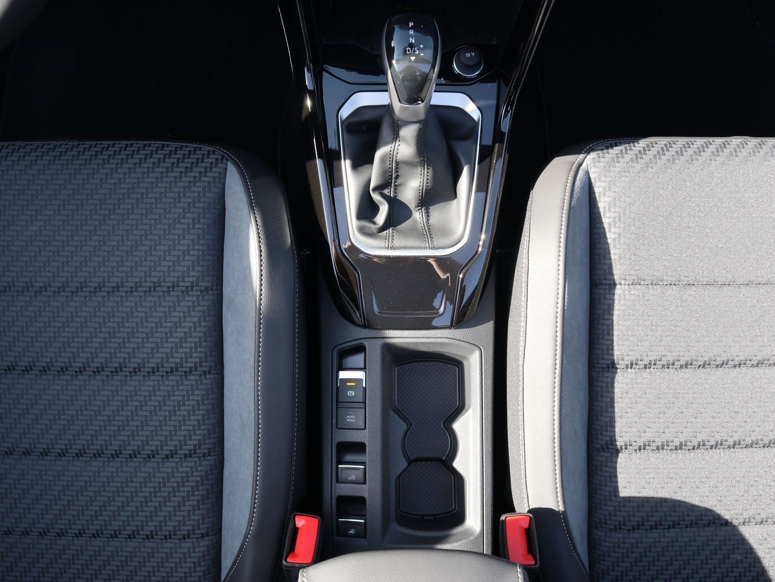 Fahrzeugabbildung Volkswagen T-Roc Cabriolet R-Line 1.5 TSI OPF (150 PS) DSG *AHK*NAVI*BLACKSTYLE*