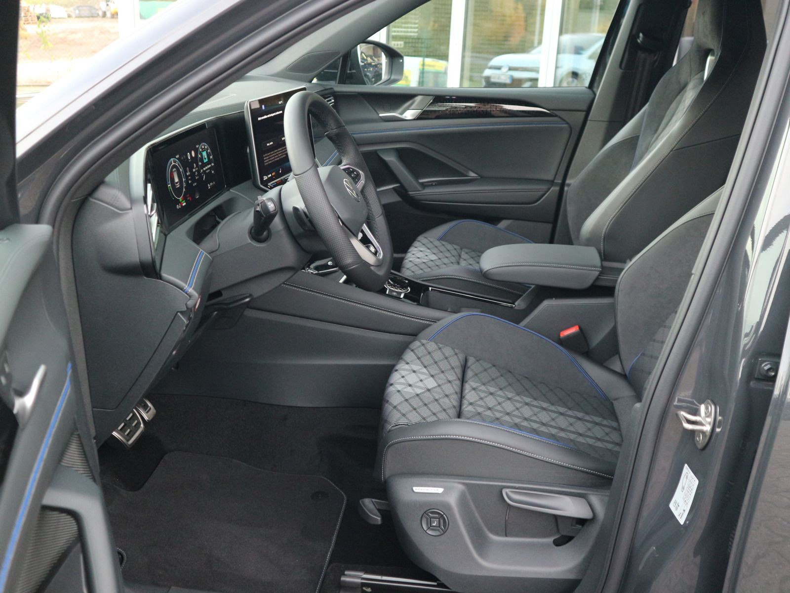 Fahrzeugabbildung Volkswagen Tiguan R-Line 1,5 eHybrid OPF (150 PS) / (115 PS) DSG*AHK*WINTERRÄDER*