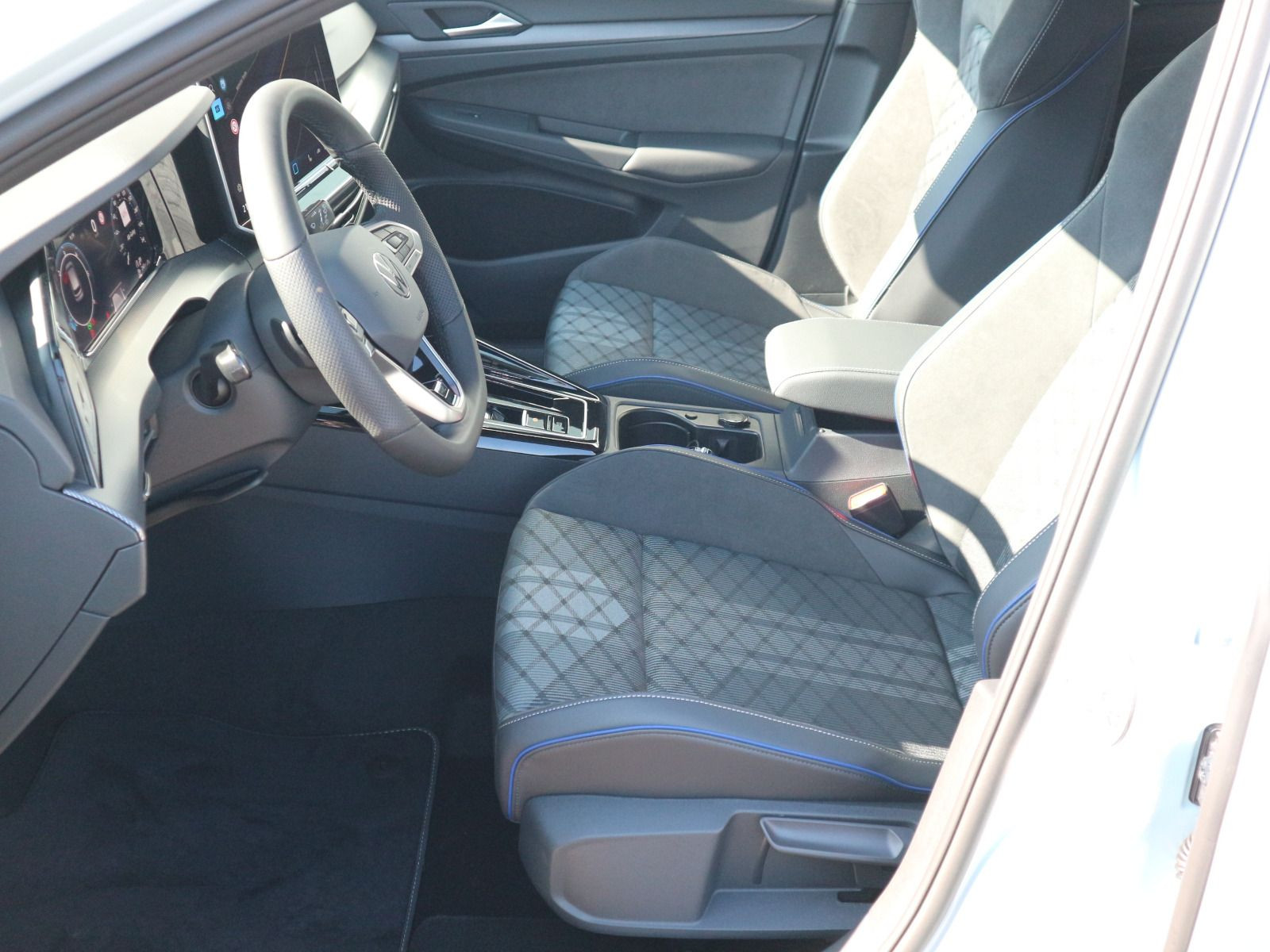 Fahrzeugabbildung Volkswagen Golf R-Line 2,0 TDI SCR (150 PS) DSG *AHK*HARMAN KARDON*PANORAMA*BLACKSTYLE*WINTERRÄDER*