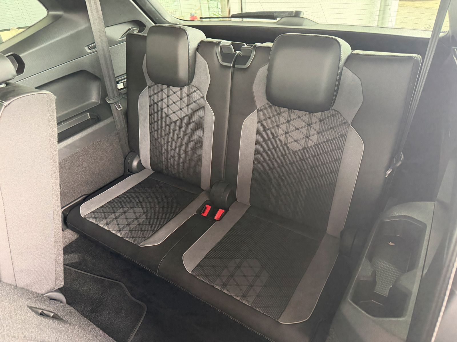 Fahrzeugabbildung Volkswagen Tiguan Allspace R-Line 2.0 TDI 4M DSG AHK STHZG 7SITZE