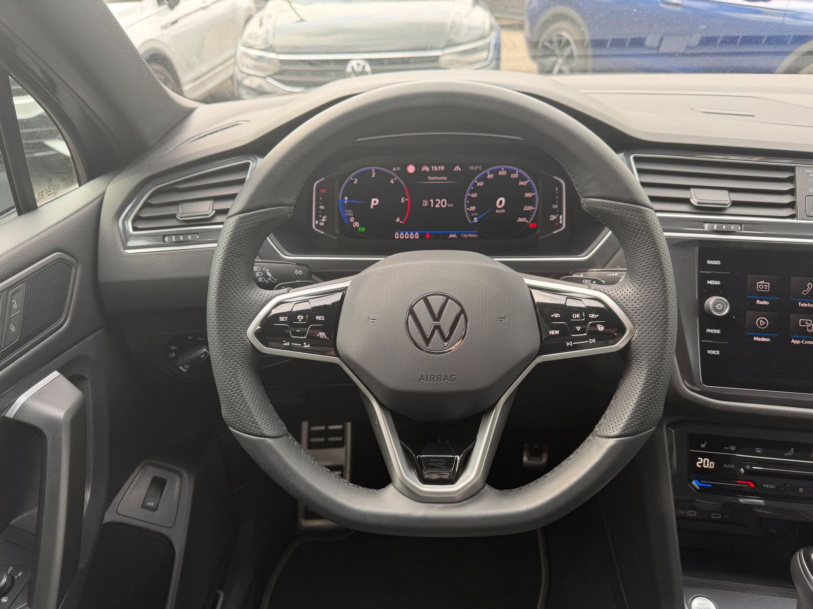 Fahrzeugabbildung Volkswagen Tiguan Allspace R-Line 2.0 TDI 4M DSG AHK STHZG 7SITZE