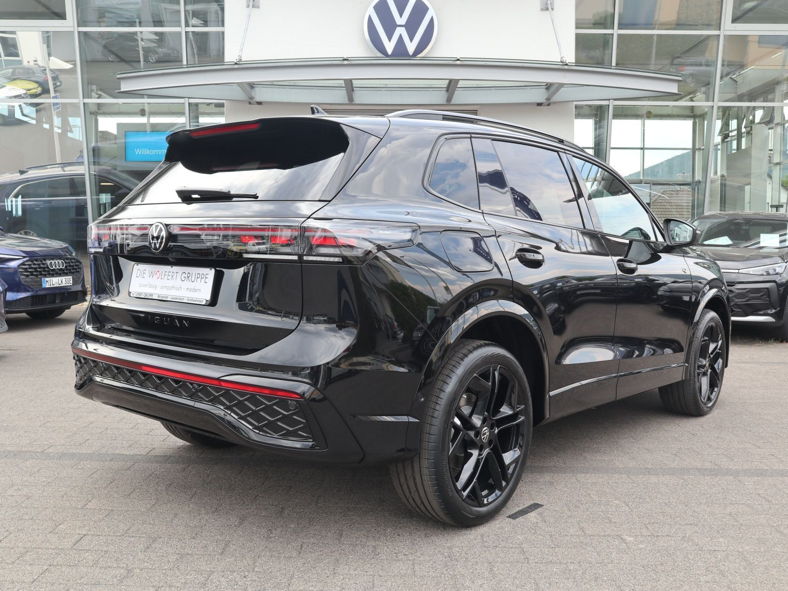 Fahrzeugabbildung Volkswagen Tiguan R-Line 2,0 TSI OPF 4MOTION (204 PS) DSG*AHK*WINTERRÄDER*PANORAMA*HARMANKARDON*