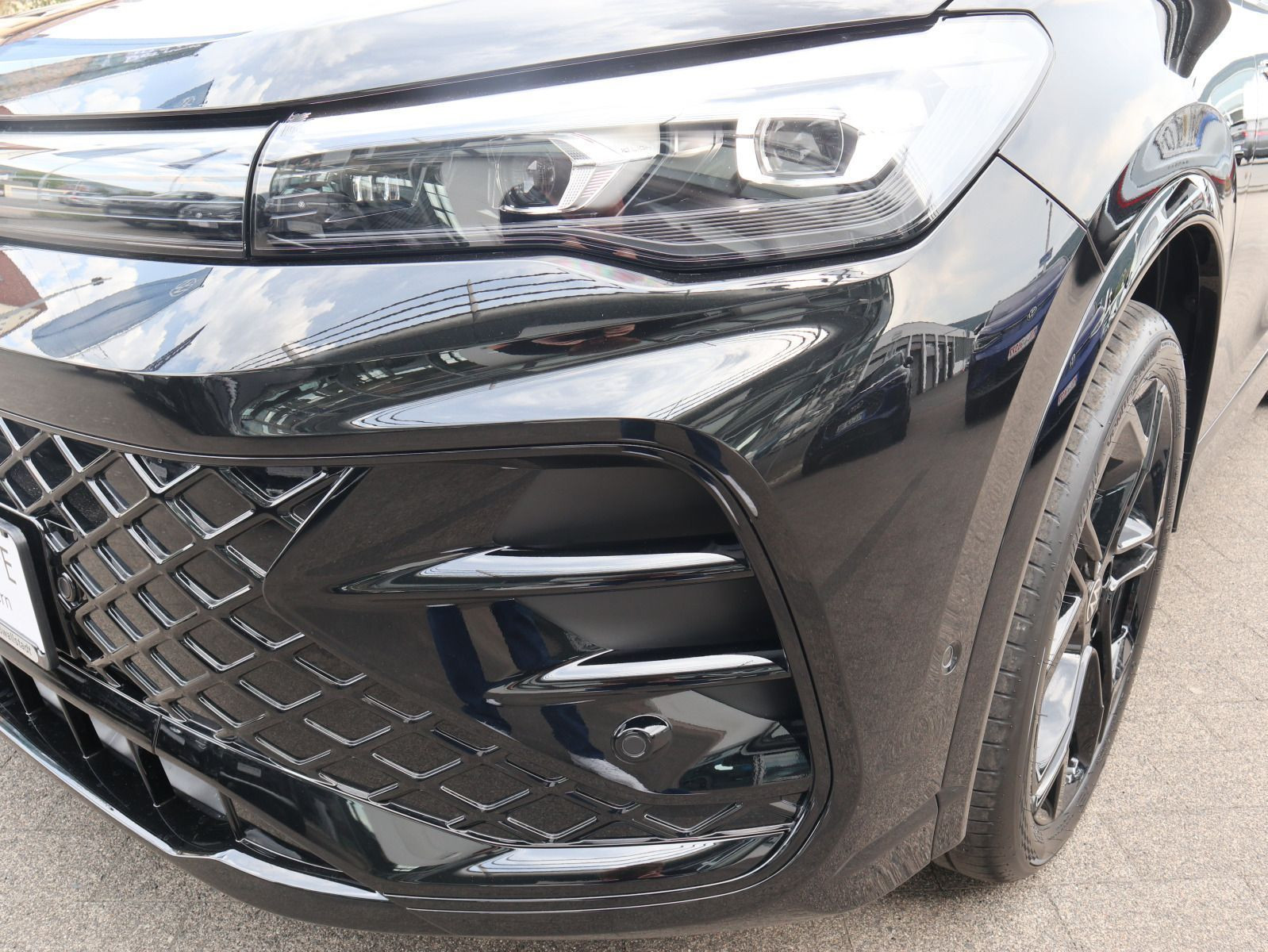 Fahrzeugabbildung Volkswagen Tiguan R-Line 2,0 TSI OPF 4MOTION (204 PS) DSG*AHK*WINTERRÄDER*PANORAMA*HARMANKARDON*