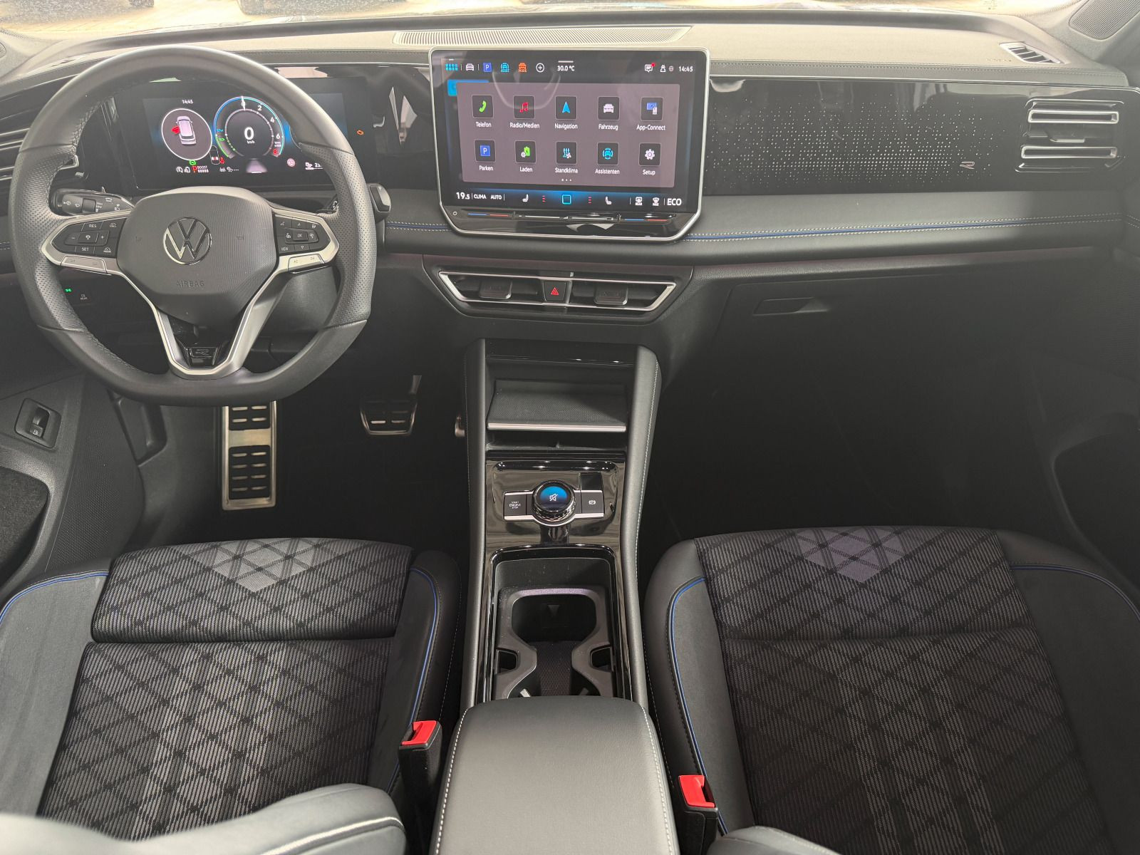 Fahrzeugabbildung Volkswagen Tiguan R-Line 1.5 TSI eHybrid DSG RFK NAVI ACC LED