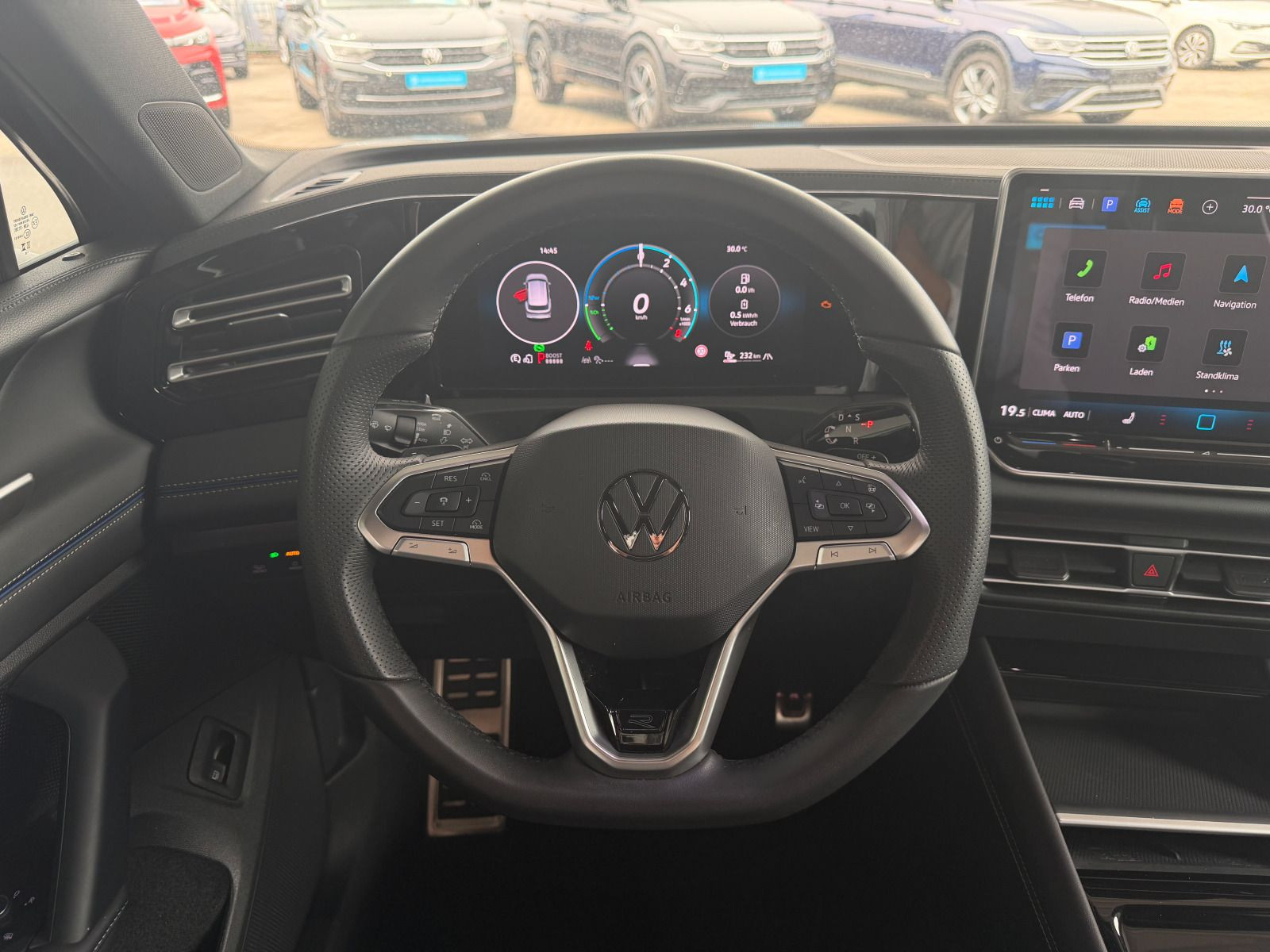 Fahrzeugabbildung Volkswagen Tiguan R-Line 1.5 TSI eHybrid DSG RFK NAVI ACC LED