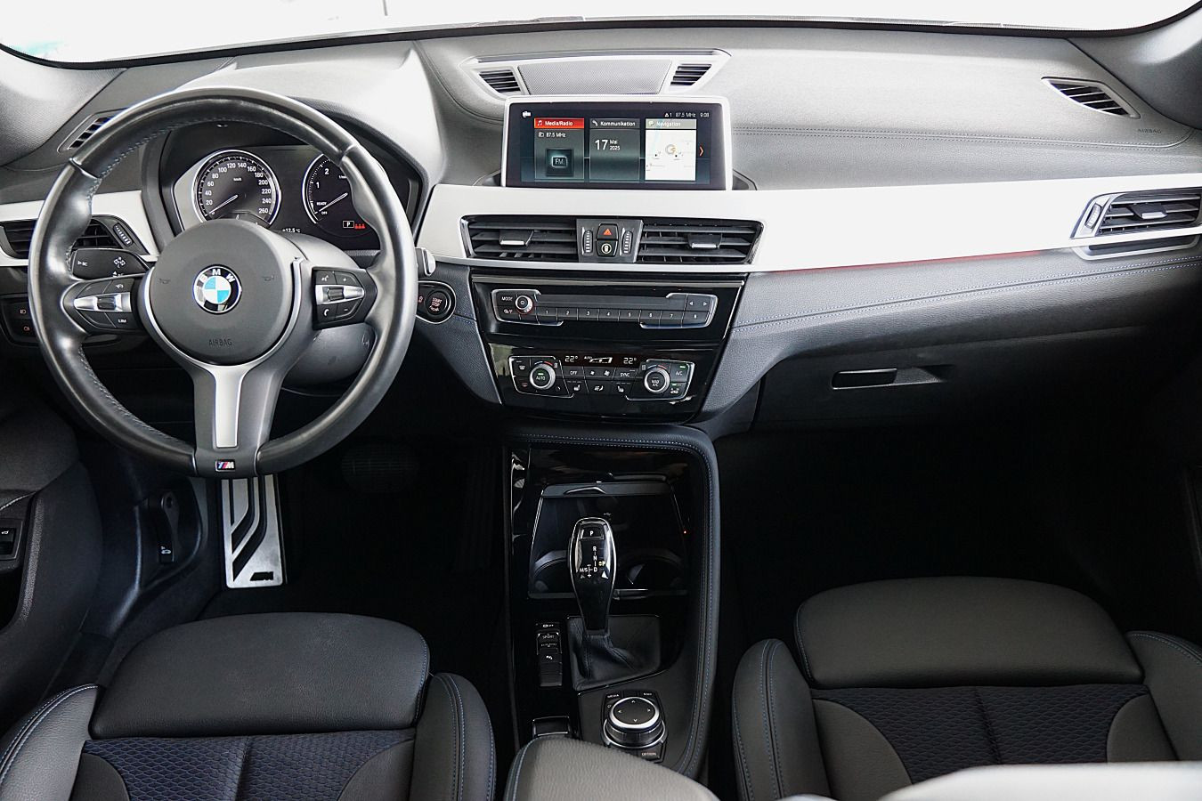 Fahrzeugabbildung BMW X1 sDrive18i M Sport RFK CARPLAY LED BUSINESS SHADOW-LINE