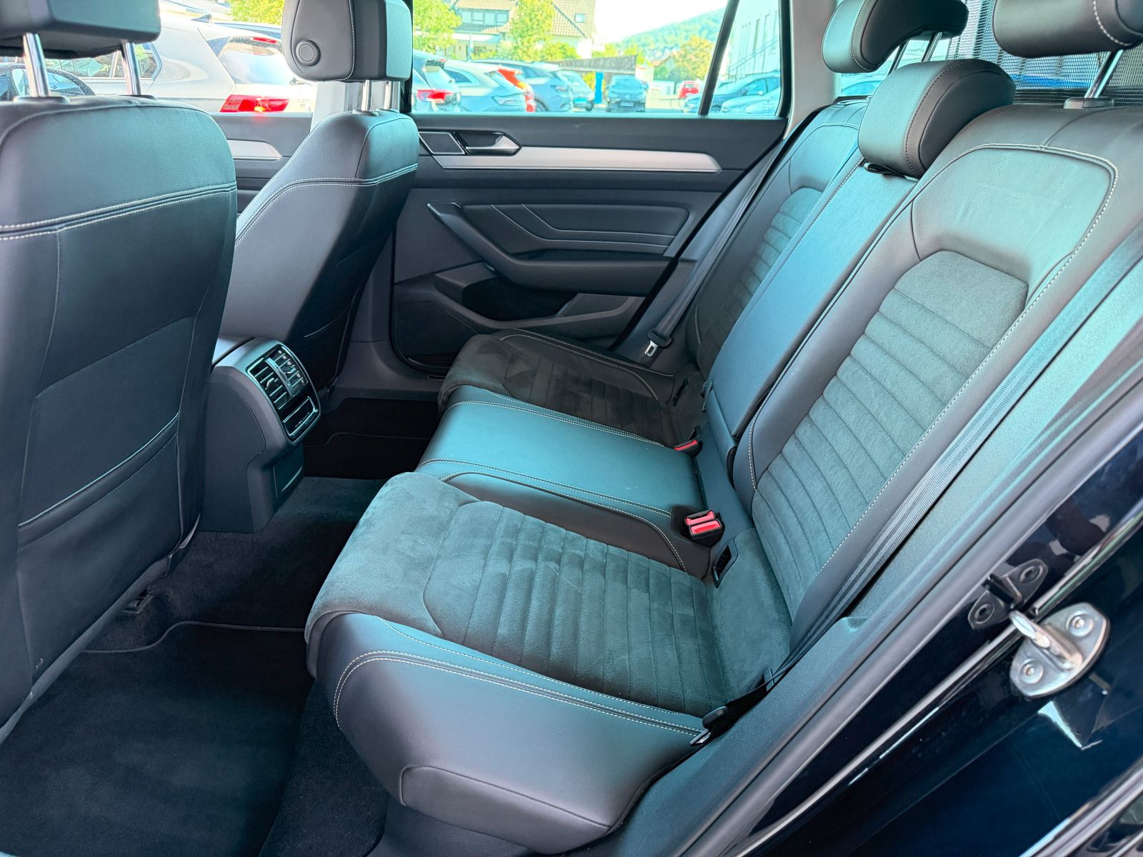 Fahrzeugabbildung Volkswagen Passat Variant Elegance 2.0 TDI DSG AHK MATRIX RFK ACC NAVI