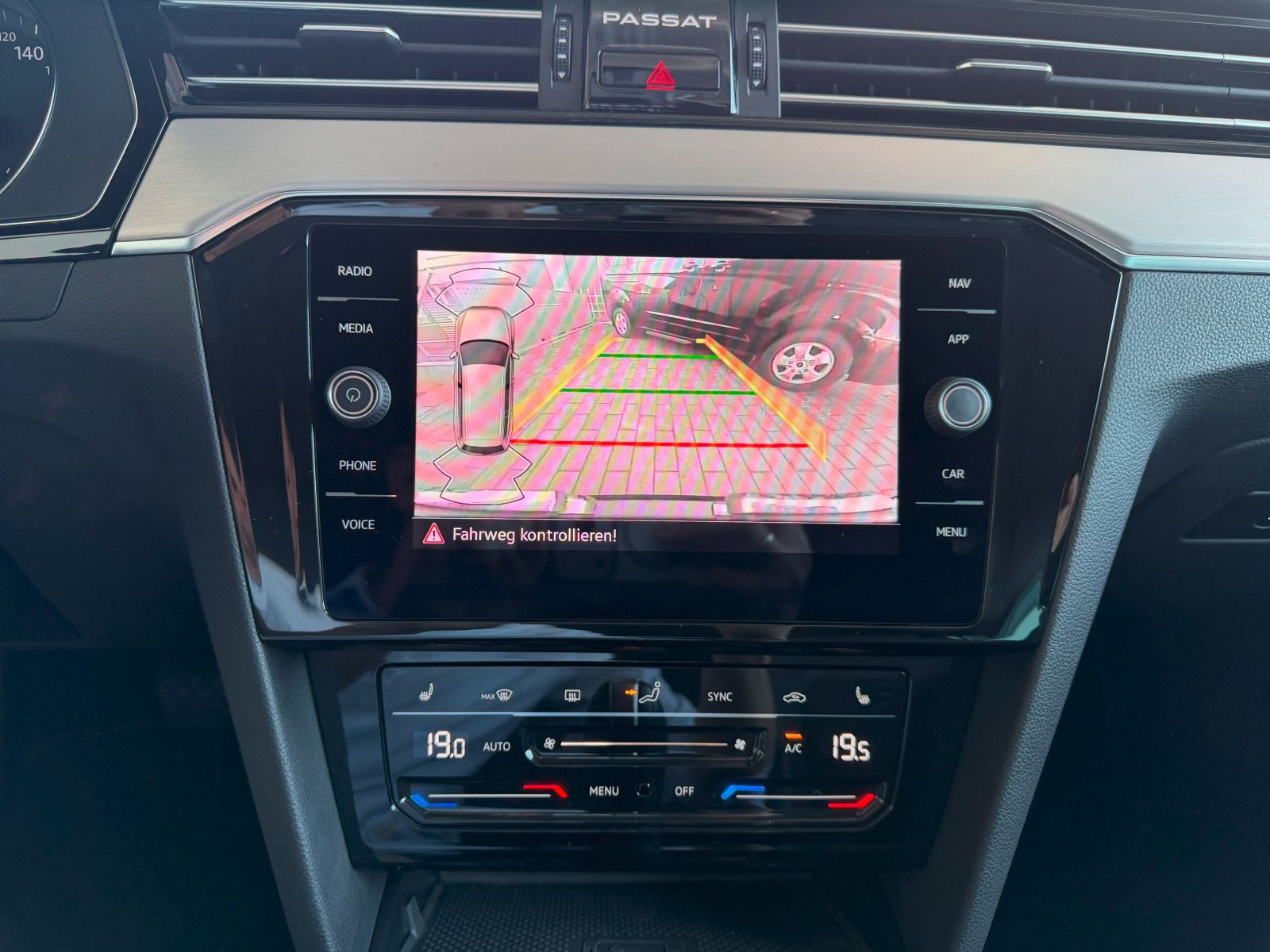 Fahrzeugabbildung Volkswagen Passat Variant Elegance 2.0 TDI DSG AHK MATRIX RFK ACC NAVI