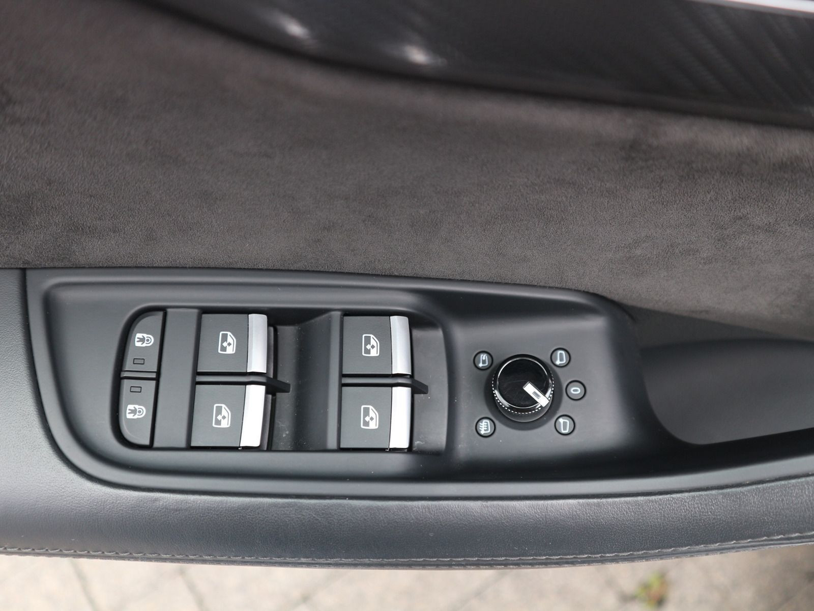 Fahrzeugabbildung Audi RS Q8 quattro PANO+KERAMIK+AHK+HEADUP+ACC+MATRIX