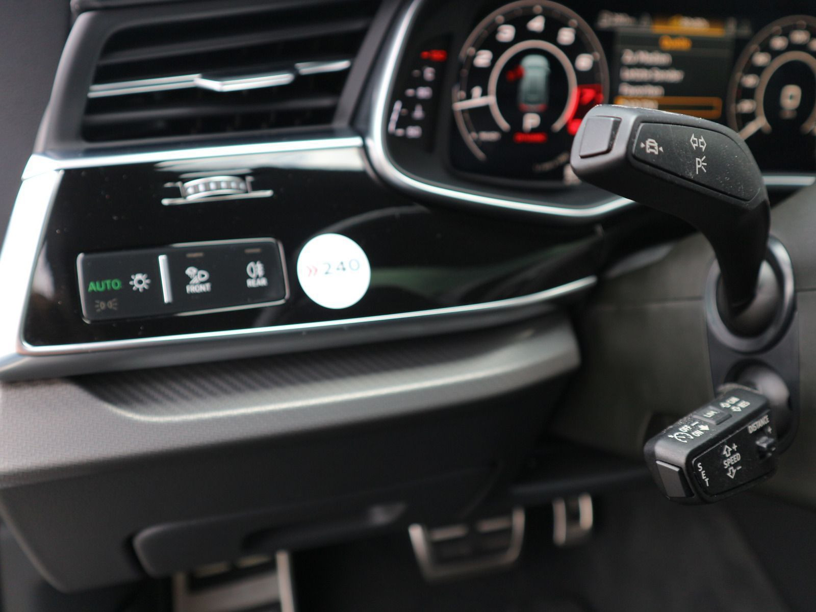Fahrzeugabbildung Audi RS Q8 quattro PANO+KERAMIK+AHK+HEADUP+ACC+MATRIX