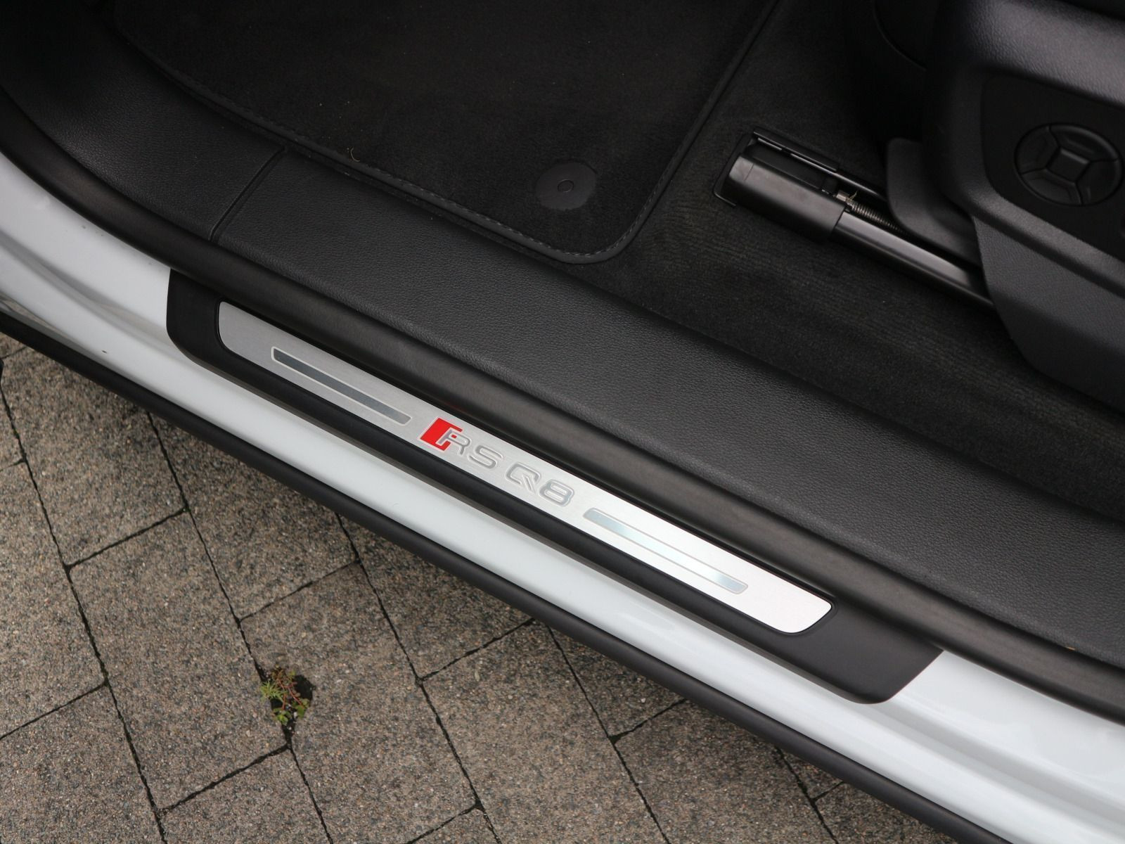 Fahrzeugabbildung Audi RS Q8 quattro PANO+KERAMIK+AHK+HEADUP+ACC+MATRIX