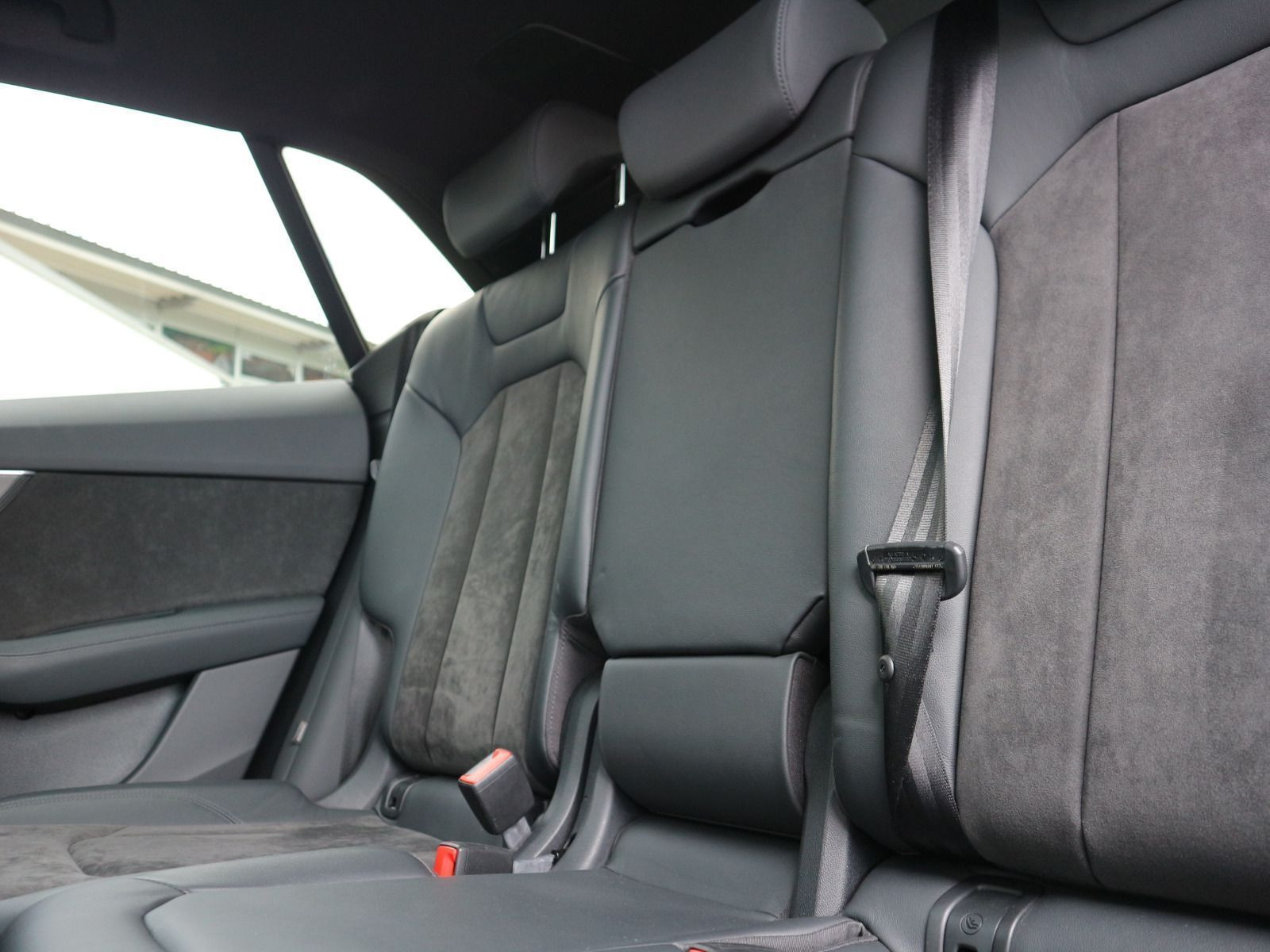 Fahrzeugabbildung Audi RS Q8 quattro PANO+KERAMIK+AHK+HEADUP+ACC+MATRIX
