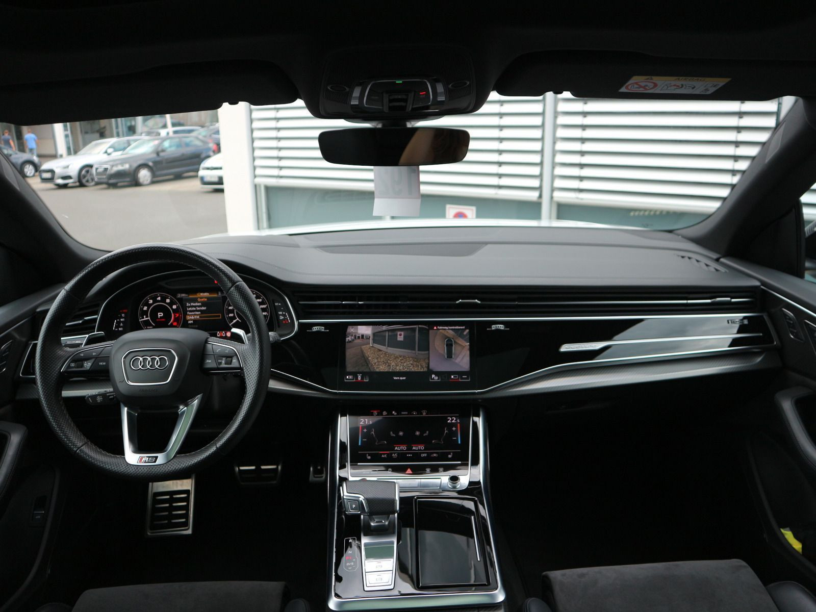Fahrzeugabbildung Audi RS Q8 quattro PANO+KERAMIK+AHK+HEADUP+ACC+MATRIX