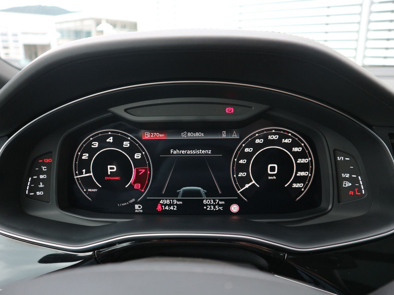 Fahrzeugabbildung Audi RS Q8 quattro PANO+KERAMIK+AHK+HEADUP+ACC+MATRIX