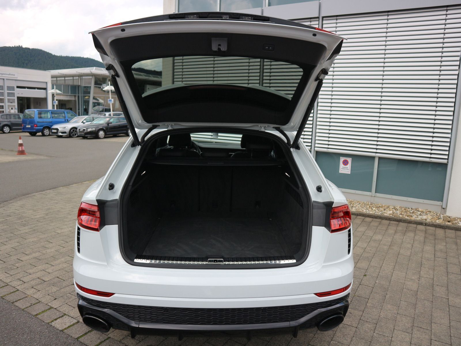 Fahrzeugabbildung Audi RS Q8 quattro PANO+KERAMIK+AHK+HEADUP+ACC+MATRIX