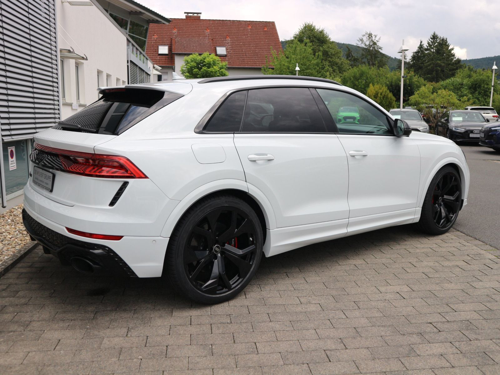 Fahrzeugabbildung Audi RS Q8 quattro PANO+KERAMIK+AHK+HEADUP+ACC+MATRIX
