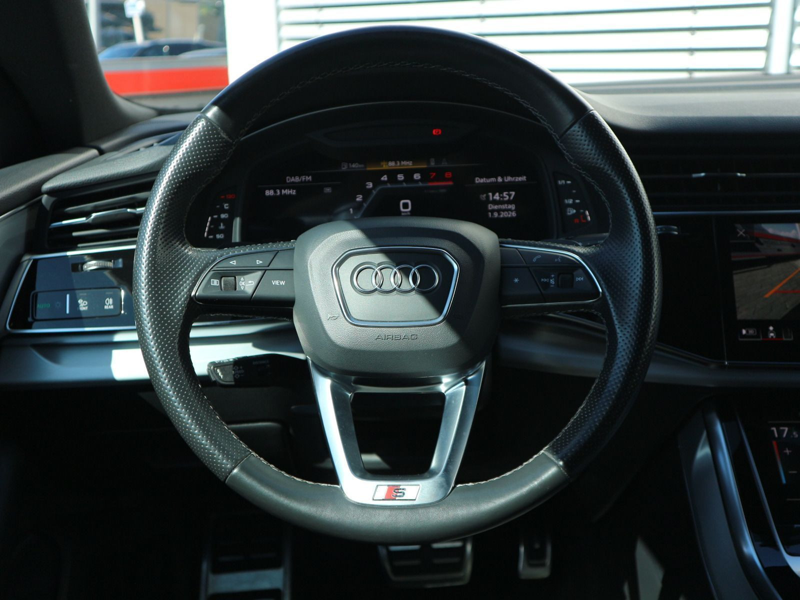 Fahrzeugabbildung Audi Q8 S line 55 TFSI quattro AHK*PANO*360°*HUD*B&O