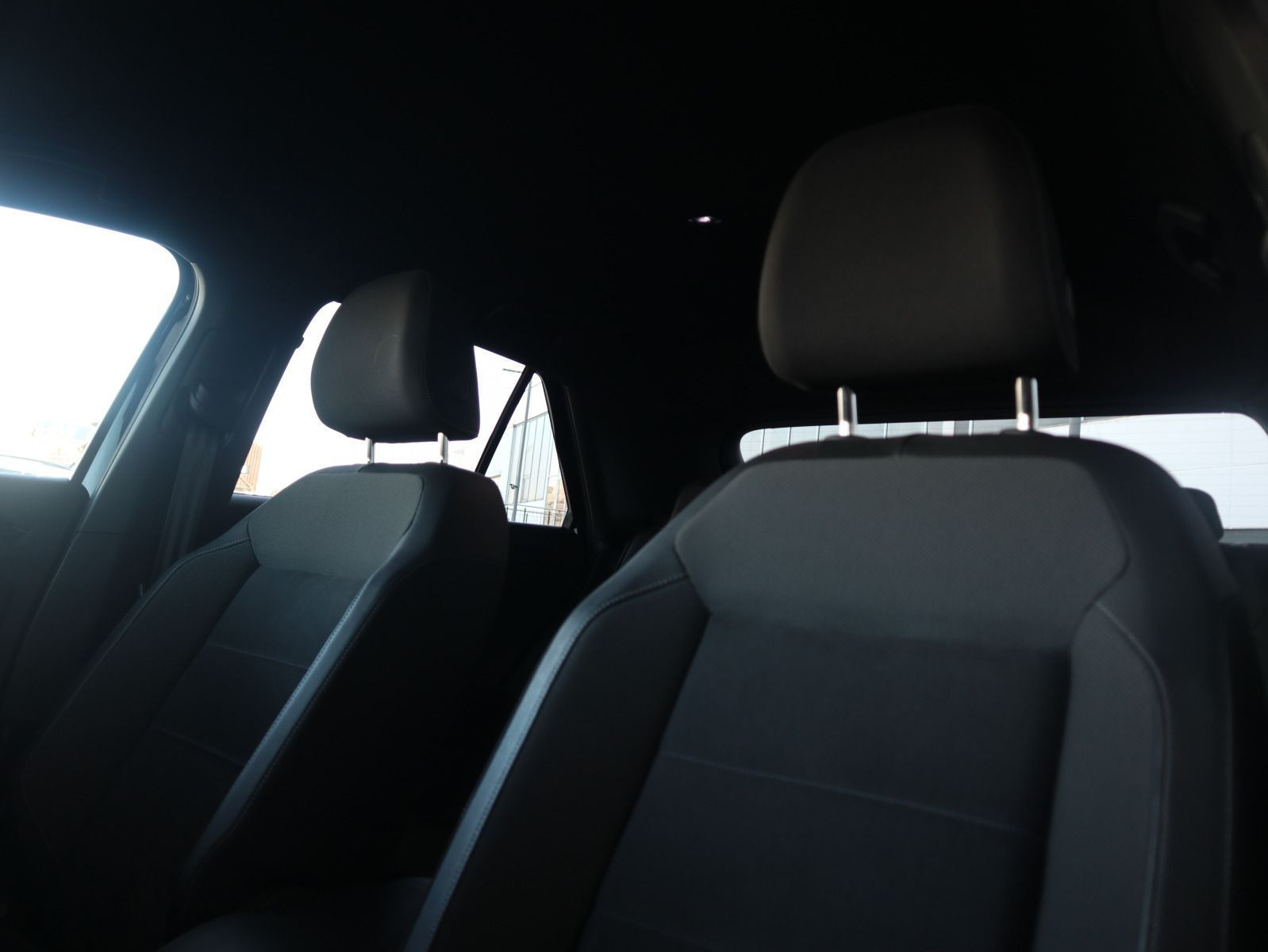 Fahrzeugabbildung Volkswagen T-Roc R-Line 2.0 TSI DSG 4M STHZG AHK RFK DCC