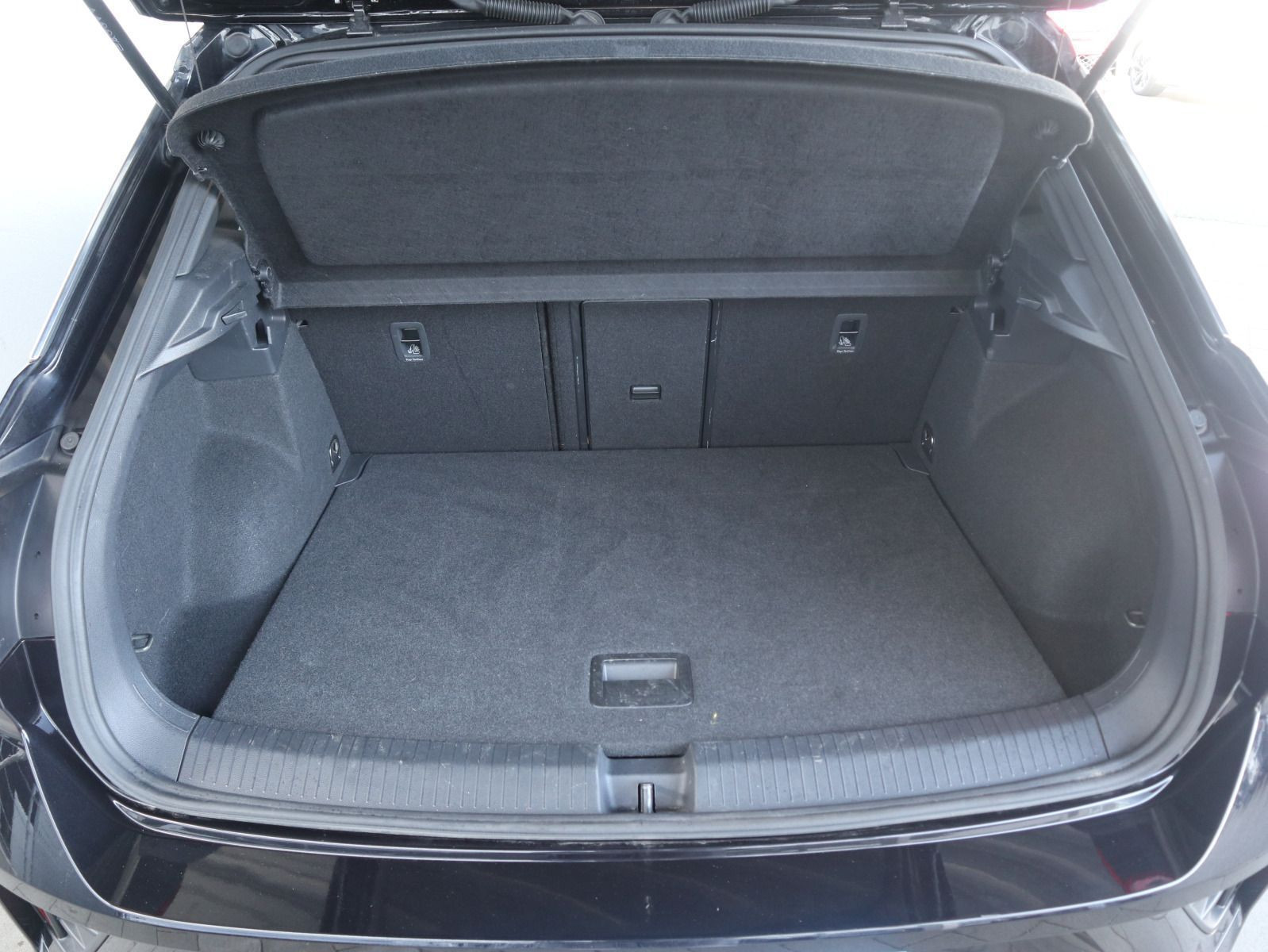 Fahrzeugabbildung Volkswagen T-Roc R-Line 2.0 TSI DSG 4M STHZG AHK RFK DCC