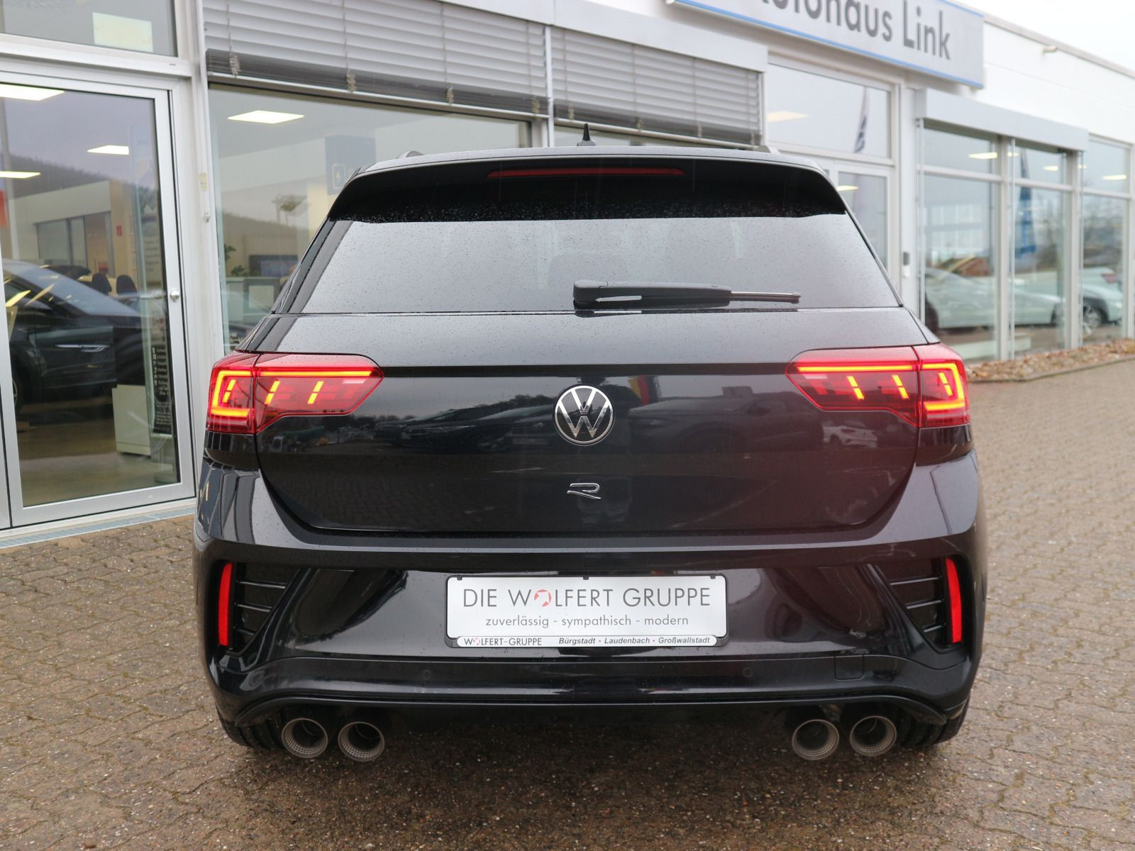 Fahrzeugabbildung Volkswagen T-Roc R 2.0 TSI OPF 4MOTION (300 PS) DSG*AHK*AKRAPOVIC*PANORAMA*LEDER*WINTERRÄDER*BLACKSTYLE*